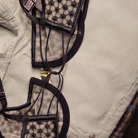 Victoria's Secret bra front closure 32D - Picture 2 of 4